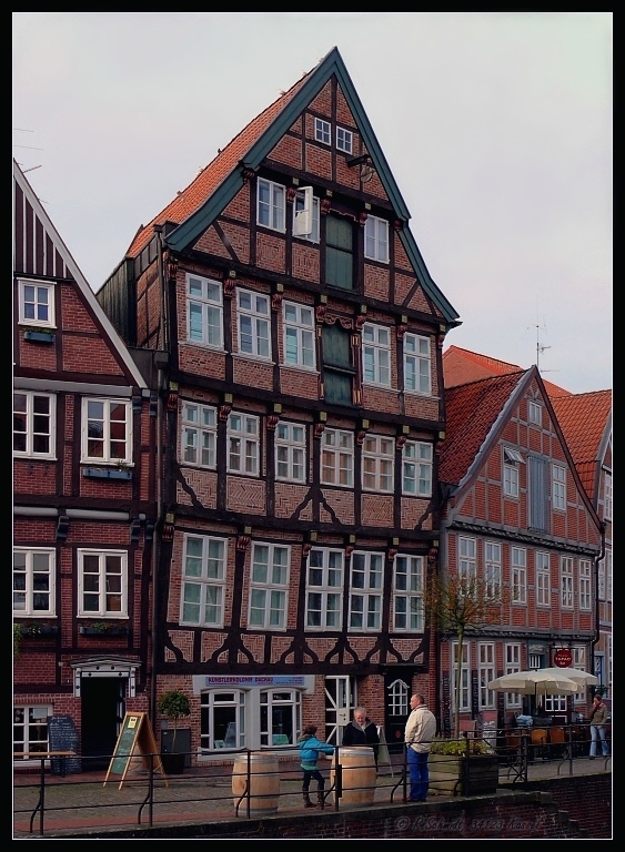 Kurz vorm Verwelken - windschiefes Haus - Stade